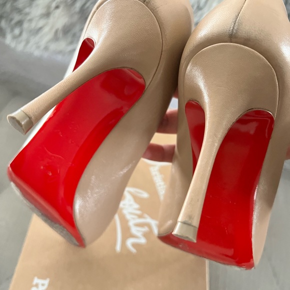 Authentic Christie Louboutin Decoltish - Picture 4 of 10